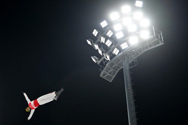 出身鞋匠世家的小男孩米格自幼怀抱音乐梦想，但他的家族却因为神秘原因将音乐视为诅咒，禁止接触音乐